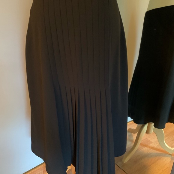 Lauren by Ralph Lauren black pleated skirt. Size 8 - Picture 3 of 5